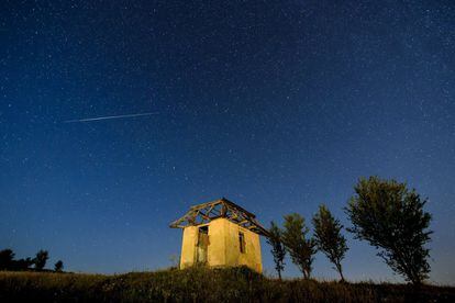 Una estrella fugaz surca el cielo sobre Somoskoujfalu (Hungría), el 13 de agosto.