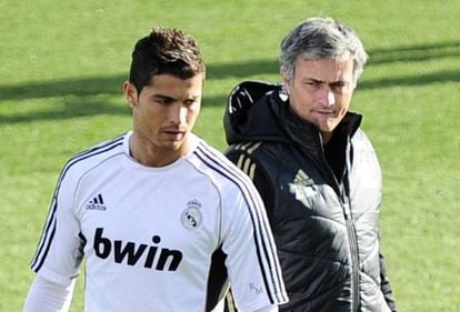 Mourinho observa a Cristiano durante un entrenamiento.