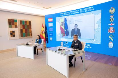 En primer término, el jefe del Estado Mayor de la Defensa, Miguel Ángel Villarroya, junto a la ministra de Defensa, Margarita Robles, en una videoconferencia del presidente del Gobierno a las tropas españolas en el exterior en Nochebuena.