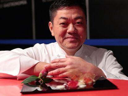 El chef Yoshiro Narisawa, con uno de sus platos basados en alimentos fermentados, como el arroz o la flor de camelia japonesa.