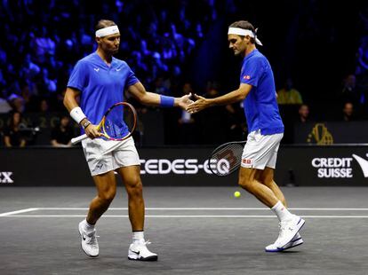 Nadal y Federer se dan la mano en uno de los puntos con los que cierran el primer set a su favor.