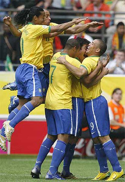 Los jugadores brasileños felicitan a Ronaldo tras su gol ante Ghana.