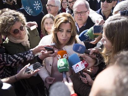 Susana Díaz, atiende a los medios el pasado sábado en Cádiz.