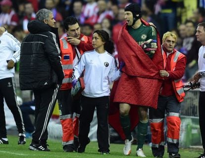 Jose Mourinho observa como se marcha Cech lesionado