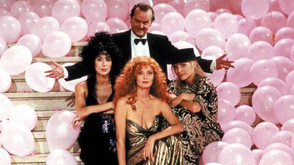 Un fotograma de 'Las brujas de Eastwick' con Jack Nicholson, Cher, Susan Sarandon y Michelle Pfeiffer.