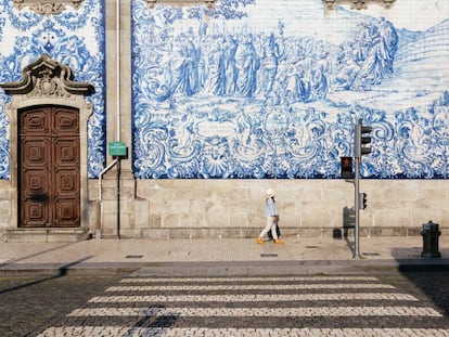 Fachada de la iglesia del Carmen, en la ciudad de Oporto. 