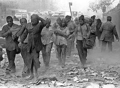 Personas cubiertas por el polvo de las Torres Gemelas el 11 de septiembre de 2001.