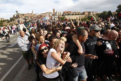 Cerca de un centenar de manifestantes, contrarios a la celebración del torneo del Toro de la Vega en la localidad vallisoletana de Tordesillas, ha formado una cadena humana para intentar impedir la salida del animal pocos minutos antes de que se inicie el festejo.