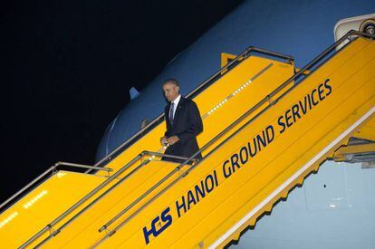 Obama baja del Air Force One en el aeropuerto de Hanoi