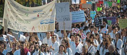 Los médicos residentes andaluces se manifiestan por los recortes en sanidad.