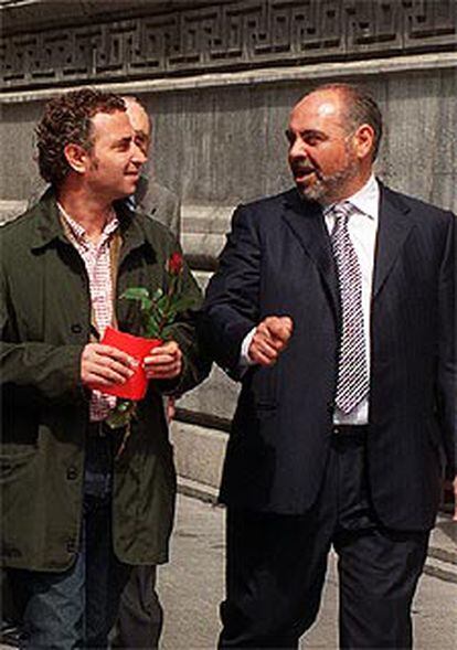 José Antonio Pastor, candidato del PSE a diputado general de Vizcaya (derecha), con su compañero Melchor Gil, durante el paseo electoral que realizaron ayer por el centro de Bilbao.
