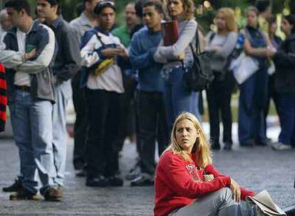Colas de venezolanos ante la Embajada de España en Caracas para pedir un pasaporte español en 2003.