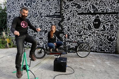 Carmelo López e Isabel Segura, con el equipo de Cinecicleta (la caja blanca es el proyector).