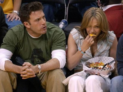 Ben Affleck, sentado con las piernas más abiertas que su por entonces pareja, Jennifer Lopez, en un partido de Los Angeles Lakers.