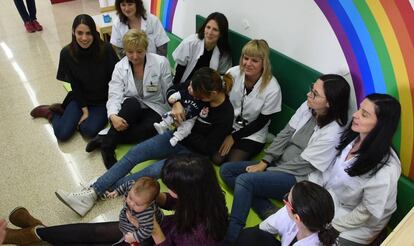 Pacientes y profesionales del Hospital de Día Madre-bebé, en Barcelona.