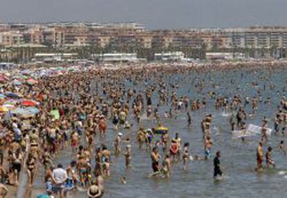La playa de la Malvarrosa, Valencia, llena de ba&ntilde;istas en un fin de semana de verano. 