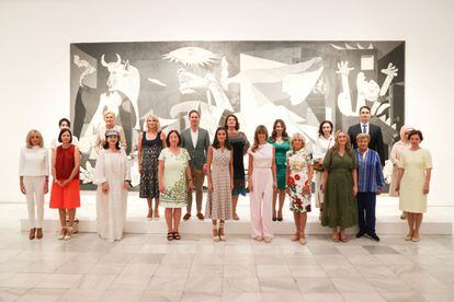 La reina Letizia y la mujer del presidente del Gobierno, Begoña Gómez, posan con el resto de los acompañantes de los mandatarios que asisten a la cumbre de la OTAN junto al 'Guernica' de Picasso, en su visita al Museo Nacional de Arte Reina Sofía.
