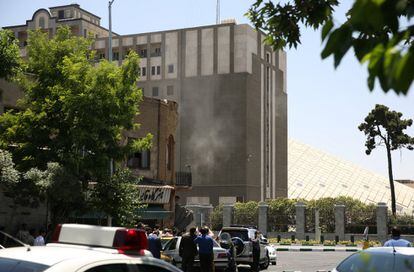 Humo durante el ataque de hombres armados en el edificio del Parlamento en Teherán.