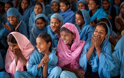 Unas chicas durante una sesi&oacute;n de formaci&oacute;n sobre la menstruaci&oacute;n, en India.