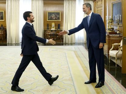 Felipe VI saluda al líder del PP, Pablo Casado, en La Zarzuela, el pasado septiembre.
