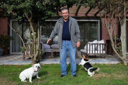 Carlos Páez, uno de los 16 supervivientes de la tragedia de Los Andes, el pasado 15 de agosto en su casa de Canelones, Uruguay.