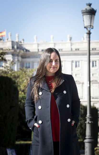 Maite Alberdi frente al Palacio Real de Madrid. 