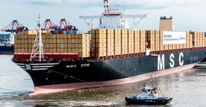 El mayor barco transportador de contenedores, hoy en el puerto de Hamburgo, donde ha sido bautizado.