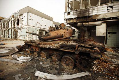 Un tanque de las fuerzas leales a Gadafi, abandonado junto a un hospital de la ciudad libia de Misrata.