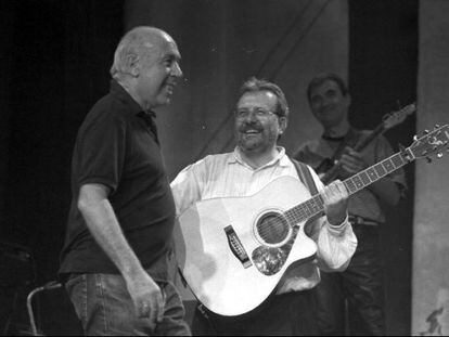 Mike Laboa con el l&iacute;der del grupo Oskorri, Natxo de Felipe, en el concierto conmemorativo de los 25 a&ntilde;os del nacimiento del grupo &#039; Oskorri&#039; en 1995
