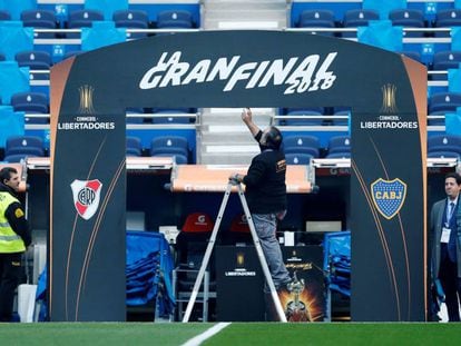 Un operario supervisa el arco de acceso del césped del Santiago Bernabéu.