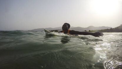 Kadiatu en el mar. Cada ola es un entrenamiento para esta chica que sueña con ser olímpica.