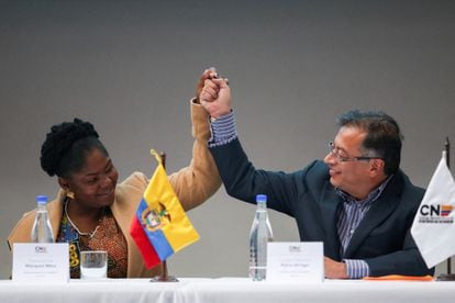 Francia Márquez and Gustavo Petro receive the credentials at the registry that accredits them as vice president and president of Colombia, respectively, this Thursday in Bogotá.