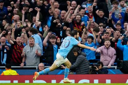 Bernardo Silva celebra con la afición del Manchester City el gol con el que ha inaugurado el marcador. 