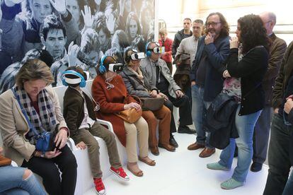 Los visitantes, con gafas de realidad virtual viendo el proceso de elaboracion de una noticia en 360º.