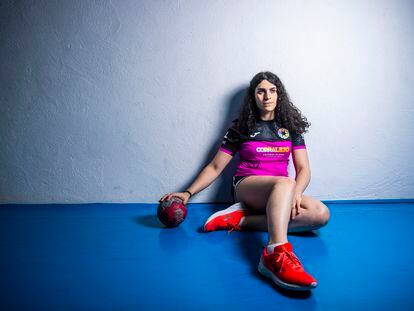 Sandra Jiménez, primera jugadora trans federada en balonmano, en el centro deportivo madrileño, donde entrena con su club GMadrid Sports, el 22 de marzo.