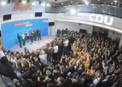 La canciller Angel Merkel celebra la victoria electoral en la sede del partido conservador alem&aacute;n (CDU).