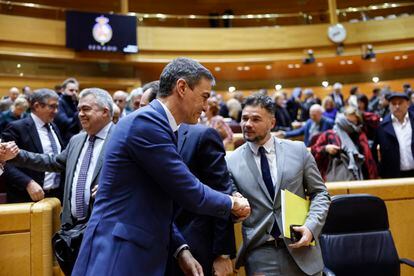 El diputado de Esquerra Republicana de Catalunya Gabriel Rufián (derecha) saluda al presidente del Gobierno, Pedro Sánchez, durante el pleno del Congreso del día 10, reunido excepcionalmente en el Senado.