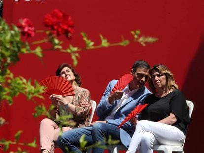 Pedro Sánchez, junto a Carmen Calvo, conversa con Susana Díaz durante un mitin en Córdoba.