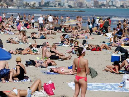 Turistas en la playa de El Postiguet en Alicante