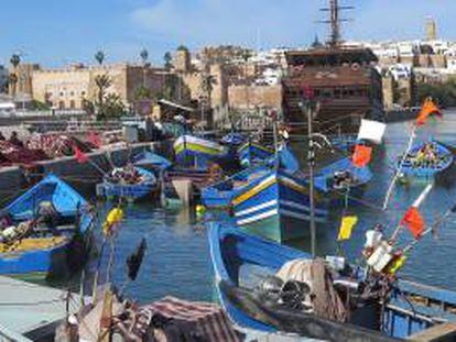 Barcos varados en un muelle del puerto pesquero de Rabat, en el estuario del río Buregreg.
