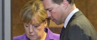 La canciller Angela Merkel consulta su m&oacute;vil en Bruselas.