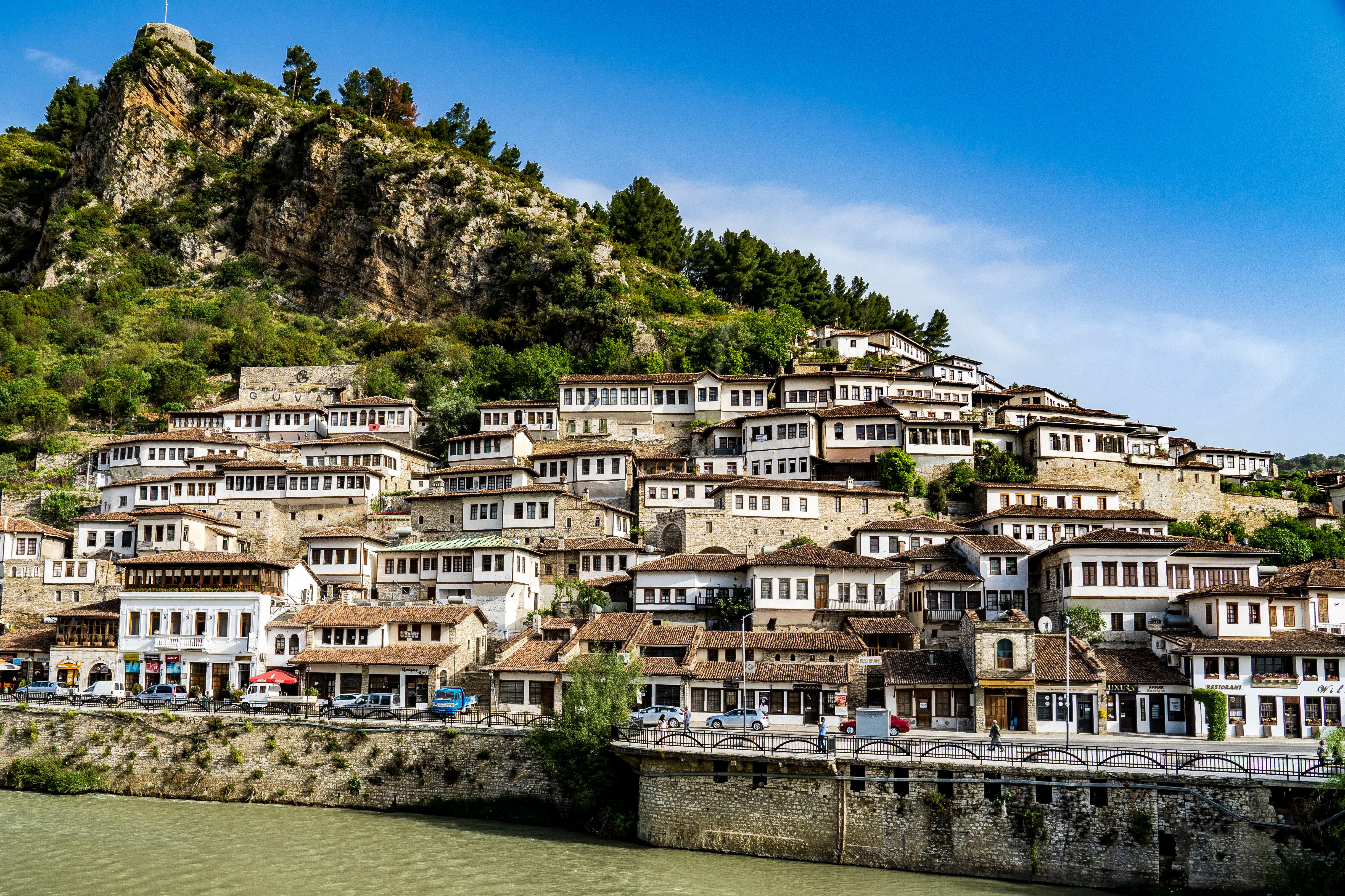 La ciudad de Berat, famosa por su arquitectura y conocida como la ciudad de las mil ventanas, es patrimonio mundial de la Unesco.