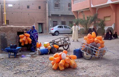 Vecinos de Zagora, en el sur de Marruecos, esperando a llenar las garrafas de agua en un pozo p&uacute;blico que presenta escasez