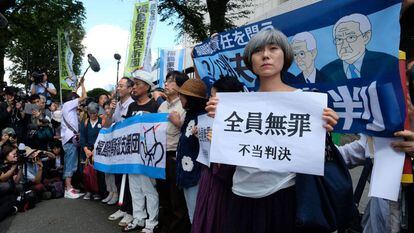 Protesta ante el tribunal de Tokio tras la absolución de los directivos de Tepco. 