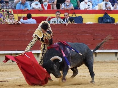 Daniel Luque, en su faena al tercero de la tarde este jueves en Castellón.