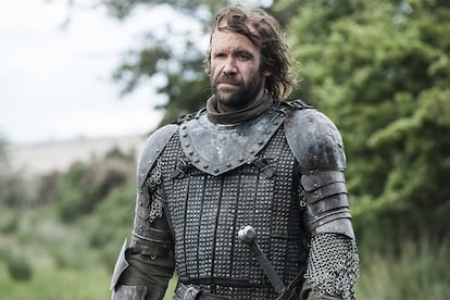 Sandor Clegane/El Perro. 

EN CONTRA: Es despiadado y misógino, sobre todo al principio de la serie. Con las niñas Stark no es tan cruel como con otros personajes, pero no las trata como iguales.
A FAVOR: Está en continua redención, especialmente en lo que se refiere a Arya Stark, de quien finalmente sí se despide como un igual.