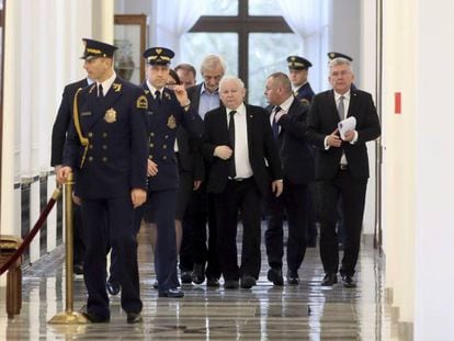 El presidente del Ley y Justicia, Jaroslaw Kaczynski (c), camina por los pasillos del Parlamento en Varsovia, el 12 de enero de 2017.