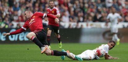 Rooney y Naughton en una acción del Swansea-United.