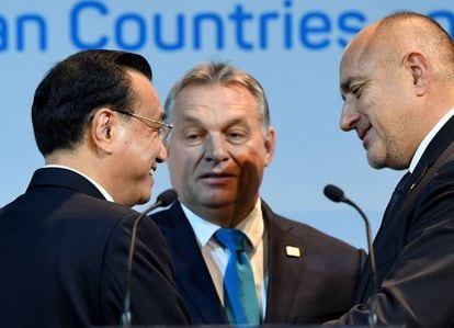 El primer ministro chino, Li Keqiang (izq.), con sus homólogos húngaro, Viktor Orban (centro) y búlgaro, Boyko Borisov (der.) en Budapest este lunes.
