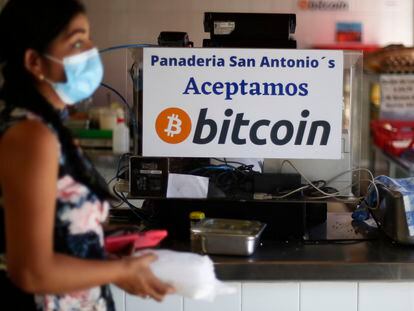 Una mujer compra alimentos en un establecimiento que acepta pagos en bitcoin en Santa Tecla (El Salvador).
